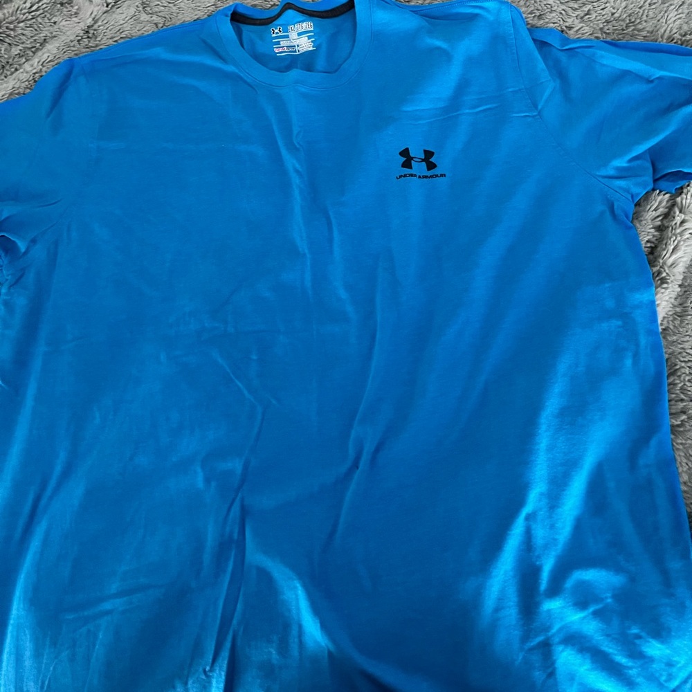 Under Armour mens Dri-Fit short sleeve shirt. Size xxl. Never worn.